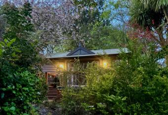 Mountain Cottage in Dandenong Ranges has rooms with a private hot tub