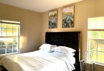 KING & QUEEN w/free parking near Easton has Balcony rooms