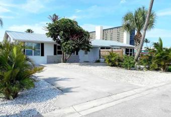 Bruce's Island House- Hot tub and Close to Beach has rooms with a private hot tub