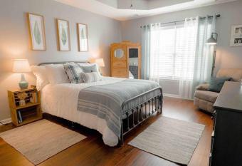 Suburban 3BR Mins F/I-75 Fenced Yard allows 18 year olds to book a room