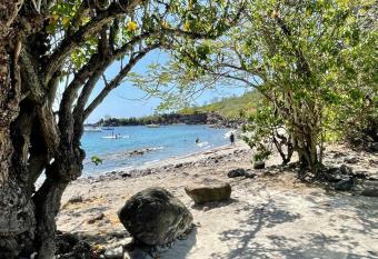 Bungalow cr  ole proche de la mer 100 M allows 18 year olds to book a room