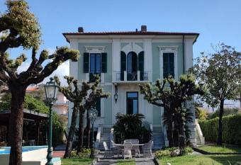 Villa Novecentesca in VERSILIA -Cottage & Jacuzzi has rooms with a private hot tub