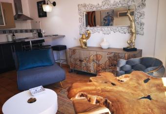 Mogan Gold Playa allows 18 year olds to book a room