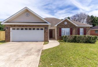 Entire House 15 Mins From RAFB allows 18 year olds to book a room