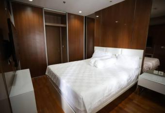 One Stop Living Apartment in CBD has rooms with a private hot tub