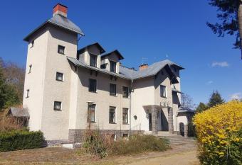 Pa  ac Jelenie Pole allows 18 year olds to book a room