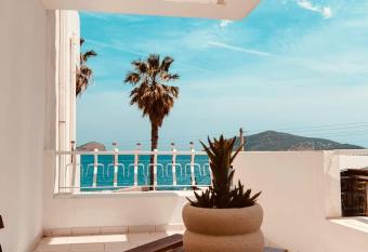 Bluehouse has Balcony rooms