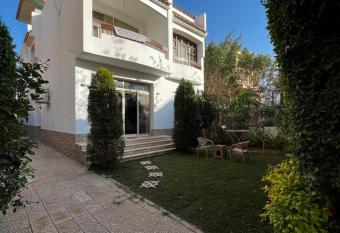 Gorgeous Villa behind BUE. has Balcony rooms