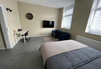 Europa Apartments n  he D  sseldorf Messe, Airport allows 18 year olds to book a room