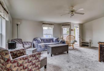 Crownover Cottage has Balcony rooms