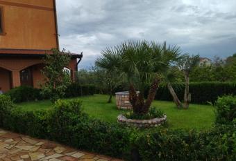 The Garden Guest House has Balcony rooms