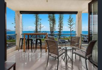 Alexandra Headland Beach - Stunning Views ZF9 has rooms with a private hot tub