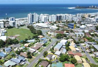 Spacious 2 bedroom Close to Beach & Shops ZD4 has Balcony rooms