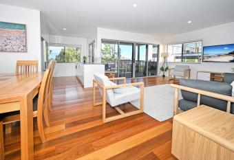 Spacious New 2 bedroom Kings Beach Townhouse ZF2 allows 18 year olds to book a room