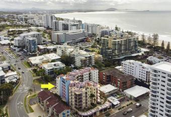 Mooloolaba Perfect - beach, wharf, dining ZE2 has rooms with a private hot tub