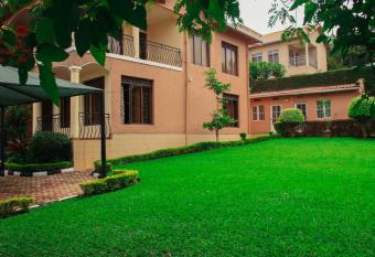 MAISON DE OMASHI GUEST ROOM AND Suites has rooms with a private hot tub