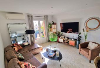 Appart refait    neuf 800m port de Sanary sur Mer has Balcony rooms