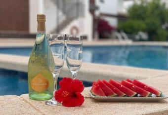 Domek dla 4 os  b w parku palmowym z basenem i Wifi has Balcony rooms