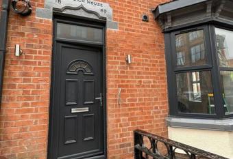 Burleigh House - 3 Bed House allows 18 year olds to book a room