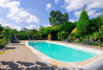 Jolie maison avec piscine chauff  e et jardin clos has Balcony rooms