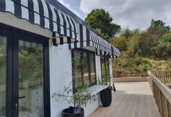 Tiny house with greenhouse dining has Balcony rooms