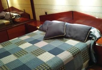 Piso c  ntrico y luminoso allows 18 year olds to book a room