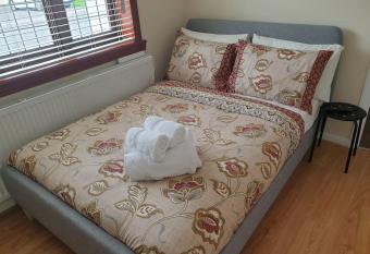 London Luxury 6 Bedroom Family House Sleeps 12 people Parking for 4 Cars Close to tube. has Balcony rooms