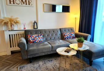 Home to home studio flat - only 6 minutes to centre - perfect for contractors working in and around Nottingham allows 18 year olds to book a room