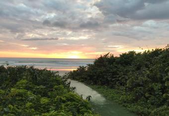 Linda Casa frente mar, p   na areia Itapema SC has Smoking/Balcony rooms
