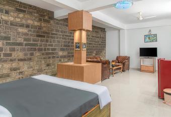 Master room pvt garden by Tipsy has Smoking/Balcony rooms