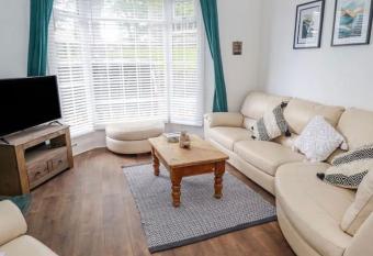 3 Bedroom Charming Cottage allows 18 year olds to book a room