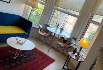 whole flat close to common park & city centre allows 18 year olds to book a room