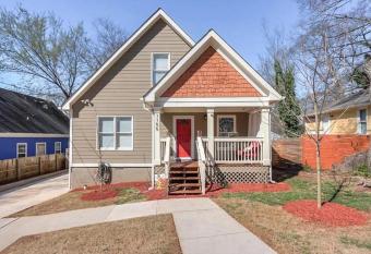 Huge 4 Bdrm in the Heart of Atlanta Firepit has rooms with a private hot tub