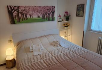 VALTELLINA SONDRIO HOLIDAYS has Balcony rooms