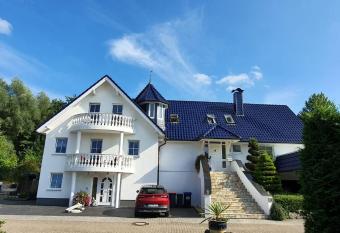 Am alten Deich allows 18 year olds to book a room