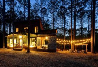 Brand New Luxury 2 Bedroom with Loft and Spa Sleeps 10 has rooms with a private hot tub