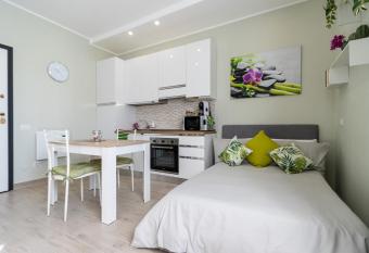 [Monza-Station] Wi-Fi e Smart-TV. allows 18 year olds to book a room