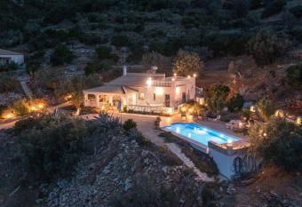 VillaPhoebe: Spectacular Views, Pool, Private - allows 18 year olds to book a room