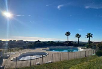 Duplex 6 pers proche circuit Paul Ricard Le Castellet avec piscine allows 18 year olds to book a room