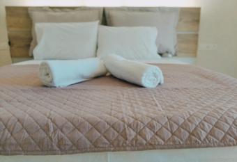 New cozy sd No1 in Tzafi Apartments allows 18 year olds to book a room