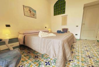 [5 minuti dal mare] has Balcony rooms