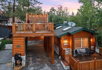 Entire Big Bear Lake Cabin - Rooftop hot tub, pool table, darts, village walk has rooms with a private hot tub