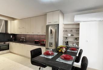 Asterias Home has rooms with a private hot tub