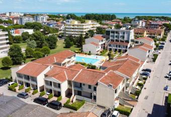 Apartment Caorle de Lux swimming pool, parking, garden has Balcony rooms