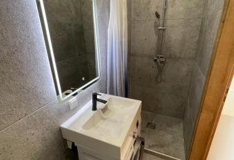 Airport Apartment 29 Self Check-In Free parking has rooms with a private hot tub