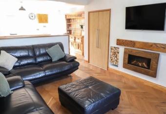 Delightful Seaside Cottage allows 18 year olds to book a room