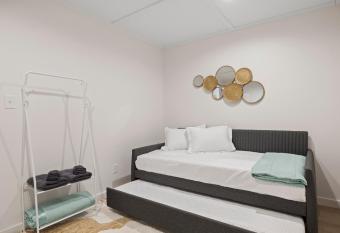 Timber Ridge Retreat has rooms with a private hot tub