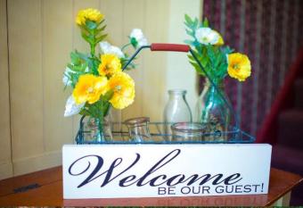 JFK AIRPORT GUEST HOUSE allows 18 year olds to book a room