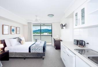 Central Cairns Studio Apartment; Pool & Spa has Balcony rooms
