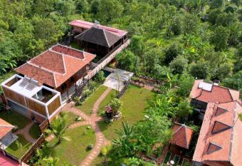 Chef Nak Luxury Homestay has rooms with a private hot tub